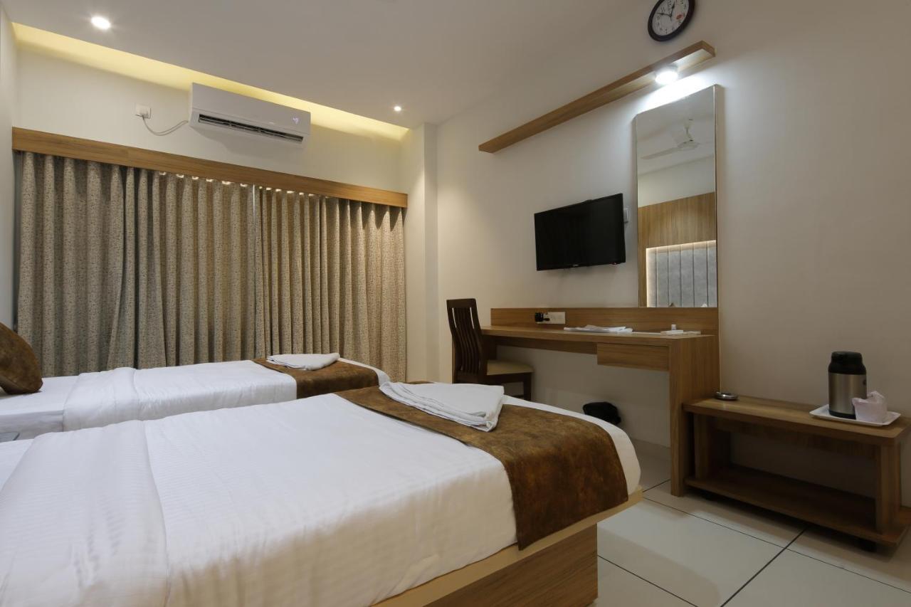 Unjha Hotel Decent المظهر الخارجي الصورة